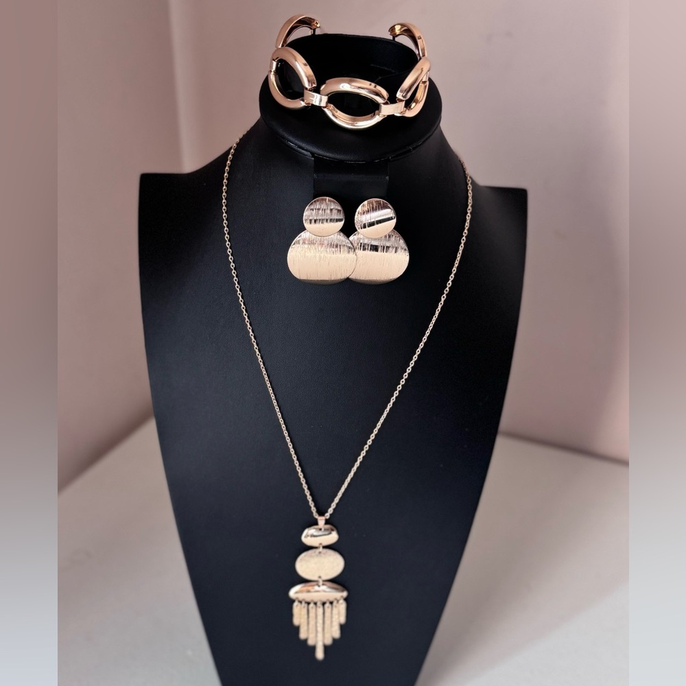 Bold Brushed Gold Statement Jewelry Set – Necklace, Earrings & Bracelet